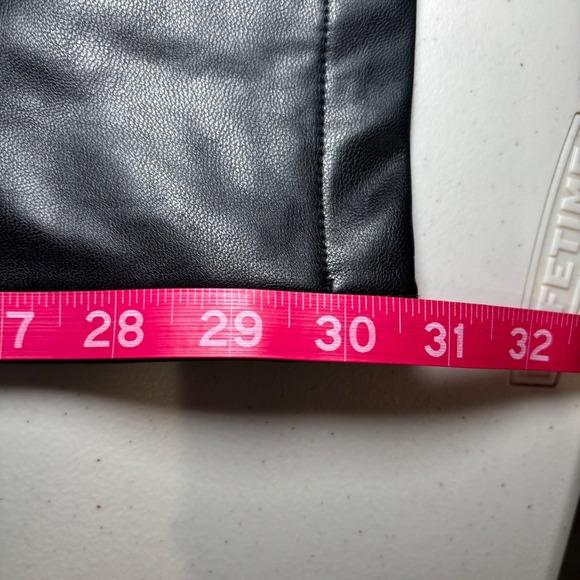 Abercrombie & Fitch Black 90s Relaxed High-Rise‎ Curvy Love Faux Leather Pant 18 - Picture 9 of 9